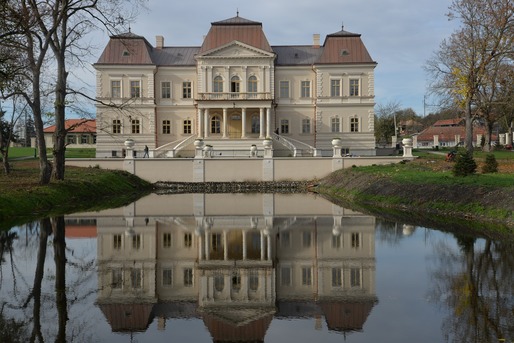 FOTO Castelul Bánffy, construit de una dintre cele mai longevive dinastii nobiliare din Transilvania, a fost restaurat. Domeniul - incendiat de naziști și lăsat fără cărămizi de săteni