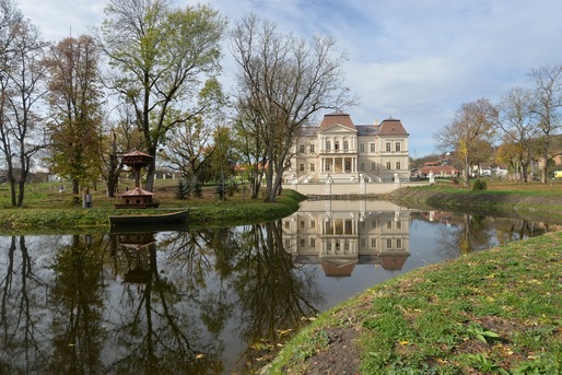 FOTO Castelul Bánffy, construit de una dintre cele mai longevive dinastii nobiliare din Transilvania, a fost restaurat. Domeniul - incendiat de naziști și lăsat fără cărămizi de săteni