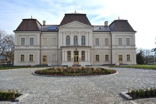 FOTO Castelul Bánffy, construit de una dintre cele mai longevive dinastii nobiliare din Transilvania, a fost restaurat. Domeniul - incendiat de naziști și lăsat fără cărămizi de săteni