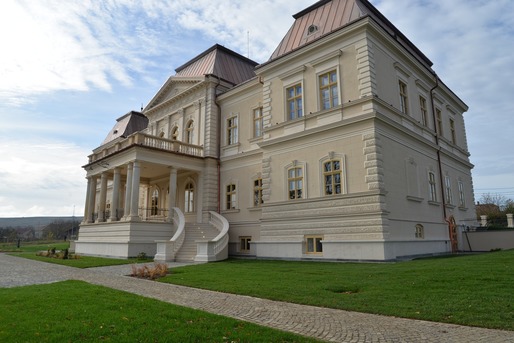 FOTO Castelul Bánffy, construit de una dintre cele mai longevive dinastii nobiliare din Transilvania, a fost restaurat. Domeniul - incendiat de naziști și lăsat fără cărămizi de săteni