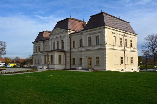 FOTO Castelul Bánffy, construit de una dintre cele mai longevive dinastii nobiliare din Transilvania, a fost restaurat. Domeniul - incendiat de naziști și lăsat fără cărămizi de săteni