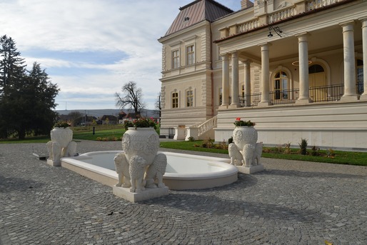 FOTO Castelul Bánffy, construit de una dintre cele mai longevive dinastii nobiliare din Transilvania, a fost restaurat. Domeniul - incendiat de naziști și lăsat fără cărămizi de săteni