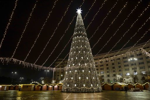 VIDEO&GALERIE FOTO Elevii premiați la Gala Profit.ro au aprins luminile din Târgul de Crăciun din București