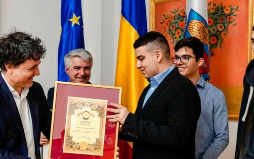 VIDEO&GALERIE FOTO Elevii premiați la Gala Profit.ro au aprins luminile din Târgul de Crăciun din București