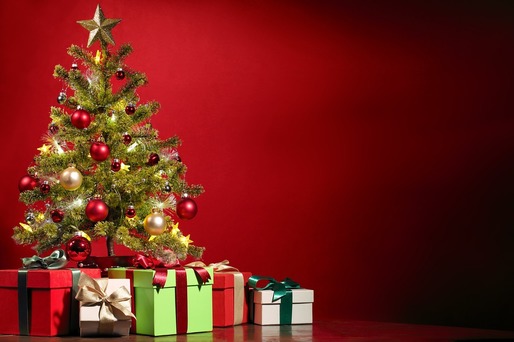 Cum arată ziua de Crăciun la super-bogați: Somelier, bucătar personal și cadouri gata împachetate. Cât costă un brad de lux gata decorat. Holograme cu „oaspeți surpriză”, fie că sunt morți sau vii