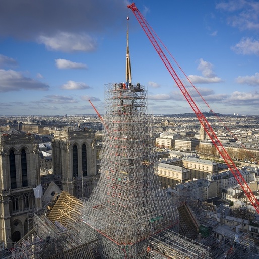 FOTO Cocoșul a fost reinstalat în turla catedralei Notre-Dame, aflată în reconstrucție după incendiul din 2019