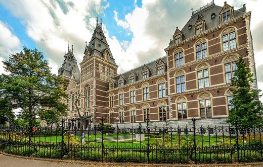 Amsterdam deschide o „bibliotecă” de haine 