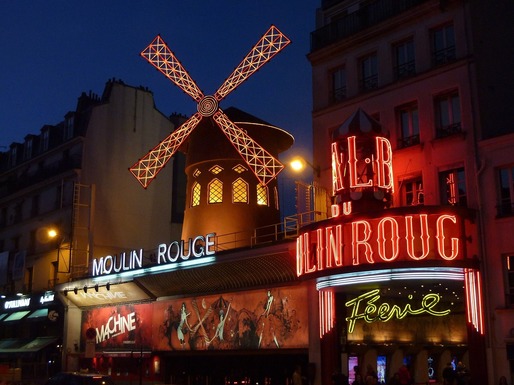 VIDEO Aripile cabaretului Moulin Rouge s-au prăbușit