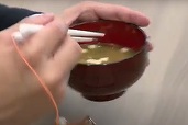 VIDEO Japonezii au scos pe piață lingura cu baterie care face mâncarea mai bună