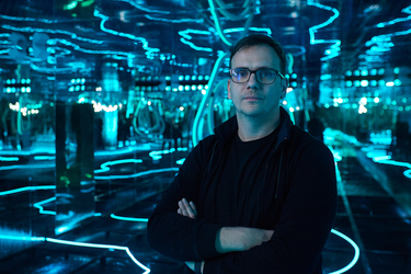 „În artă, nu ești niciodată singur” – Adrian Damian, omul din spatele SynergyX, instalația interactivă care va surprinde zecile de mii de vizitatori de la RDW 2024