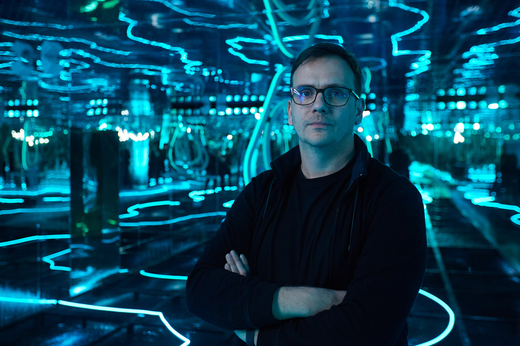 „În artă, nu ești niciodată singur” – Adrian Damian, omul din spatele SynergyX, instalația interactivă care va surprinde zecile de mii de vizitatori de la RDW 2024