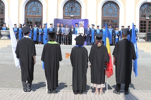FOTO Cel mai în vârstă student din România a absolvit cursurile de masterat