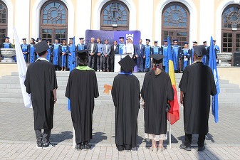 FOTO Cel mai în vârstă student din România a absolvit cursurile de masterat