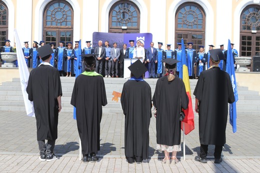 FOTO Cel mai în vârstă student din România a absolvit cursurile de masterat