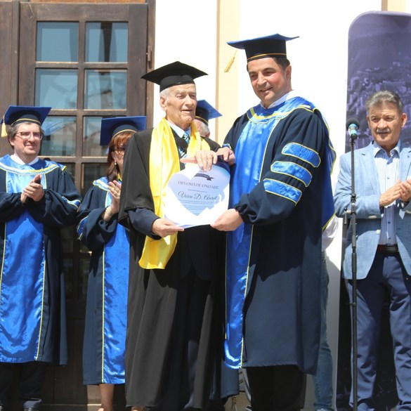 FOTO Cel mai în vârstă student din România a absolvit cursurile de masterat