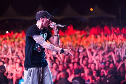 Eminem revine pe locul 1 în topuri