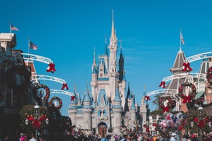 Tot mai mulți oameni fac datorii pentru a-și permite excursii la un parcuri tematice Disney. Părinții cu copii mici sunt în topul datornicilor, dar puțini își regretă deciziile