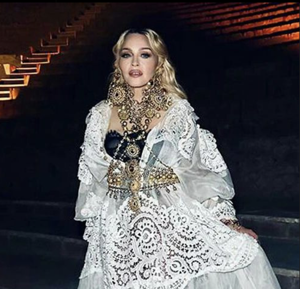 FOTO Madonna a vizitat situl arheologic Pompei și va susține un proiect dedicat tinerilor