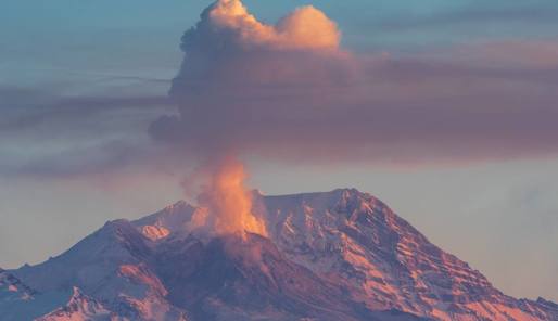 FOTO&VIDEO Vulcanul Shiveluch a erupt după cutremurul cu magnitudinea 7 din Rusia