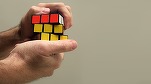 VIDEO Un producător japonez de jucării a creat cel mai mic cub Rubik din lume