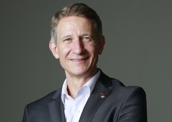 INVESTIM ÎN SPORT Romeo Căzănescu, Country Director Herbalife: Este nevoie de modernizarea infrastructurii pentru a crește accesul la sport. Performanța sportivă este aspirațională pentru fiecare dintre noi