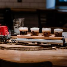 VIDEO Restaurant unde chelnerii au fost înlocuiți cu trenulețe. O inițiativă similară a eșuat în România