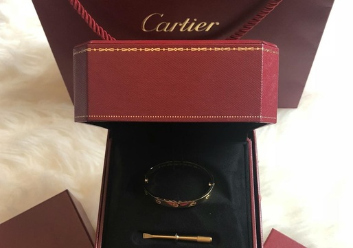 Acțiunile Richemont, proprietarul brandului de lux Cartier, au crescut, susținute de vânzările mai mari din decembrie