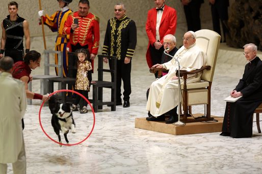 Video: Papa Francisc se joacă cu un câine de la circ – vezi momentul adorabil care a făcut înconjurul lumii