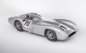 Un Mercedes pilotat de legendarii Moss și Fangio s-a vândut pentru suma record de 42,75 milioane de lire sterline
