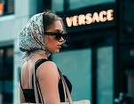 Versace este o țintă de preluare pentru mai multe companii de modă: Prada și Only The Brave, printre potențialii cumpărători