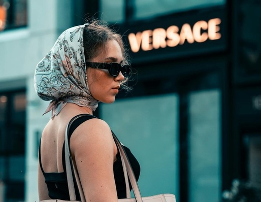 Versace este o țintă de preluare pentru mai multe companii de modă: Prada și Only The Brave, printre potențialii cumpărători