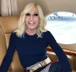 Donatella Versace demisionează din funcția de director artistic al casei Versace 