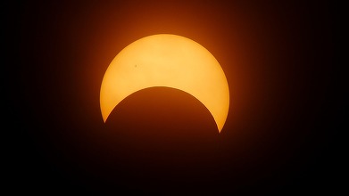FOTO Eclipsă parțială de Soare, vizibilă azi în România. Orele la care va putea fi văzută în fiecare oraș