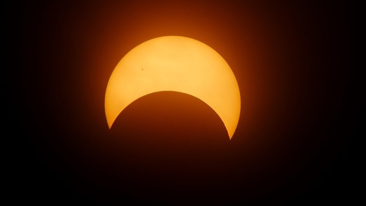 FOTO Eclipsă parțială de Soare, vizibilă azi în România. Orele la care va putea fi văzută în fiecare oraș