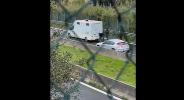 VIDEO Un comando armat jefuiește ca-n filme două vehicule blindate în Italia și fuge cu 4 milioane de euro