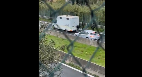 VIDEO Un comando armat jefuiește ca-n filme două vehicule blindate în Italia și fuge cu 4 milioane de euro