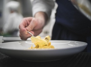 VIDEO Ofertă la Roma: 1.000 euro, plus transport și cazare la hotel, pentru a testa meniul unui restaurant cu o stea Michelin