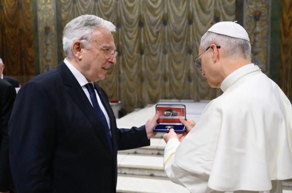 FOTO Isărescu s-a întâlnit cu Papa Leon al XIV-lea. Ce cadou i-a oferit