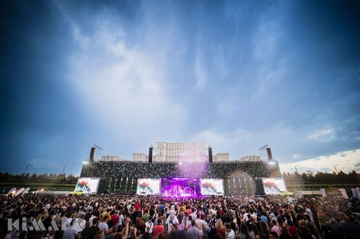 Cu 750 metri pătrați de ecrane, pe o scenă de 60 metri, Festivalul KIMARO a început în Piața Constituției București