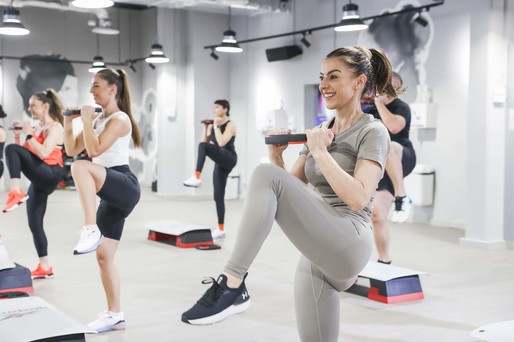 Cum te ajută antrenamentele fitness de grup să îți îmbunătățești performanța sportivă