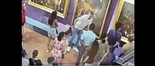 VIDEO Un turist a deteriorat o pictură din secolul al XVIII-lea, în timp ce poza la Galeriile Uffizi din Florența