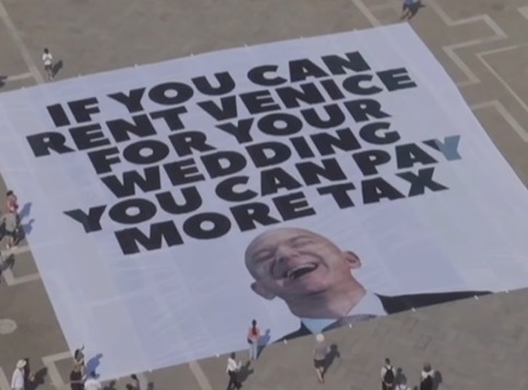 VIDEO Iahturi și avioane au început să sosească pentru nunta lui Bezos de la Veneția. Greenpeace Italia a protestat cu un banner de 400 de metri