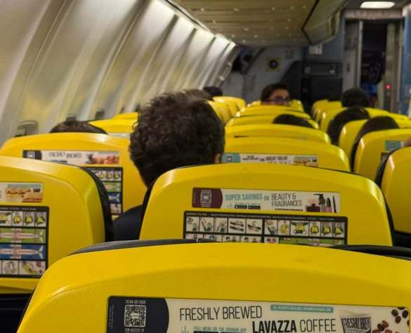 FOTO Nicușor Dan, într-un avion low-cost