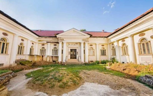 FOTO Fostă reședință de protocol a lui Ceaușescu, la vânzare pentru 2,4 milioane euro