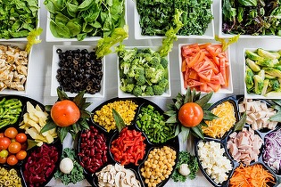 INFOGRAFIC Cum s-a schimbat dieta românilor din 2001 până astăzi: de la carbohidrați ieftini și lactate simple, la proteine, fructe și legume