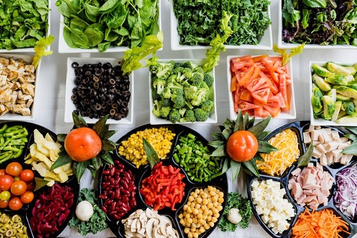 INFOGRAFIC Cum s-a schimbat dieta românilor din 2001 până astăzi: de la carbohidrați ieftini și lactate simple, la proteine, fructe și legume