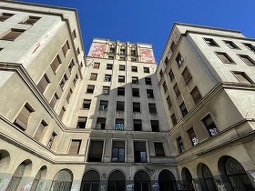 FOTO Clădirea fostei fabrici de anvelope Banloc-Goodrich va fi demolată pentru construcția Muzeului Holocaustului. Va găzdui chiar un tren utilizat la deportări