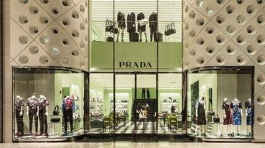 Prada vizează noi achiziții după preluarea Versace