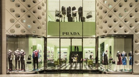 Prada vizează noi achiziții după preluarea Versace