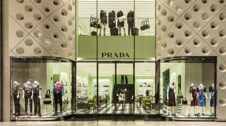 Prada vizează noi achiziții după preluarea Versace